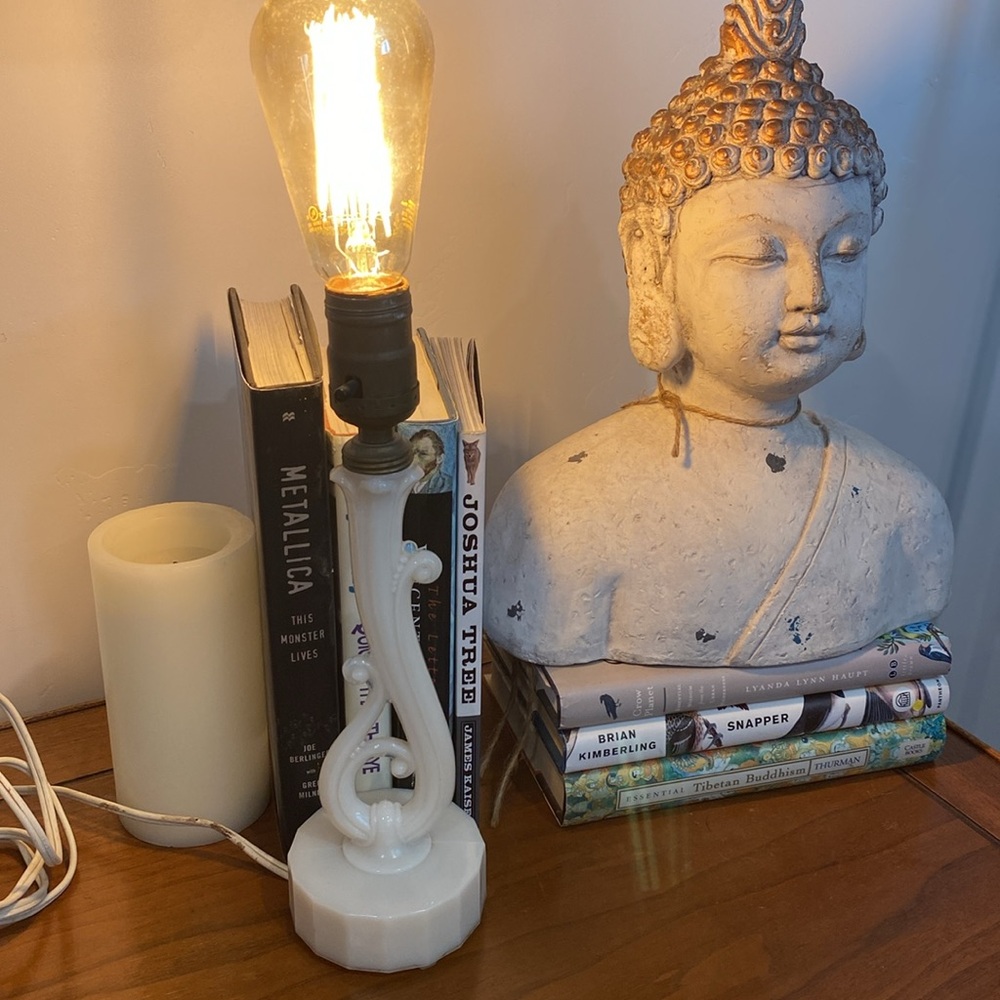 Beautiful vintage milkglass Aladdin swirl table lamp